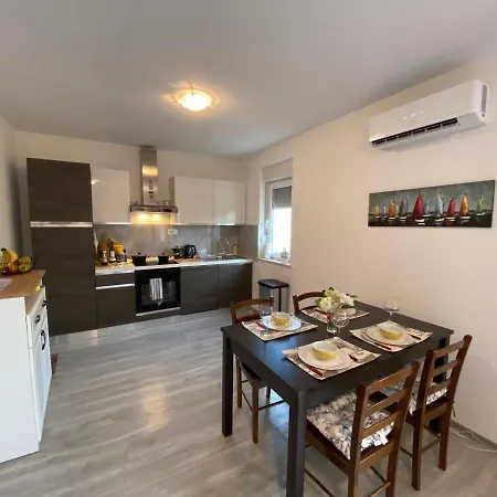 Apartment Spacious Close To The Sea In Split Area *