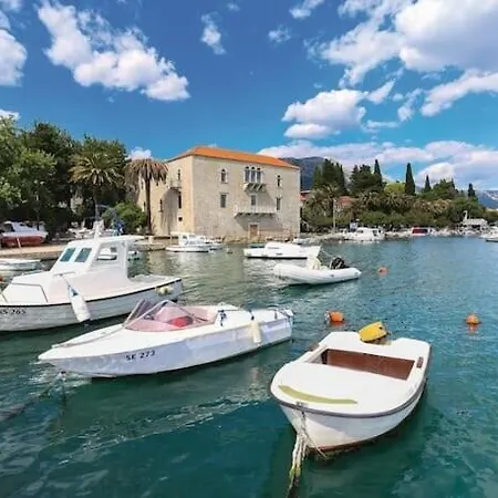 Apartment Spacious Close To The Sea In Split Area Kastela
